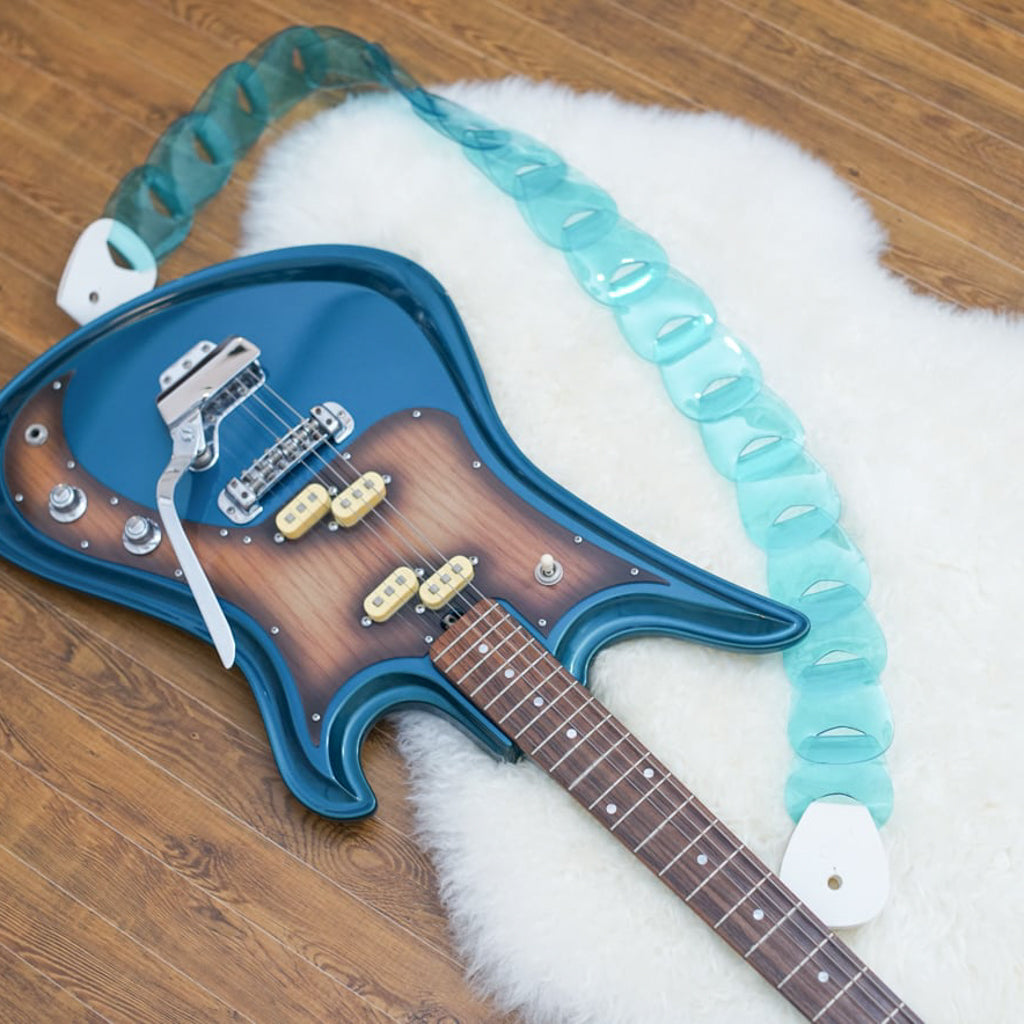 folklore Clear ver. フォークロア PVCBlue×革Light Blue ギターに装着したイメージ