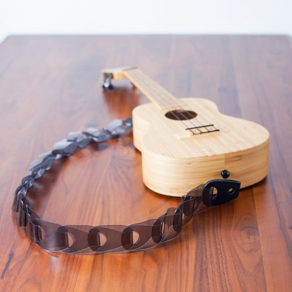 Wellington for ukulele Clear ver. ウェリントン PVCBlack×革Black ウクレレに装着したイメージ