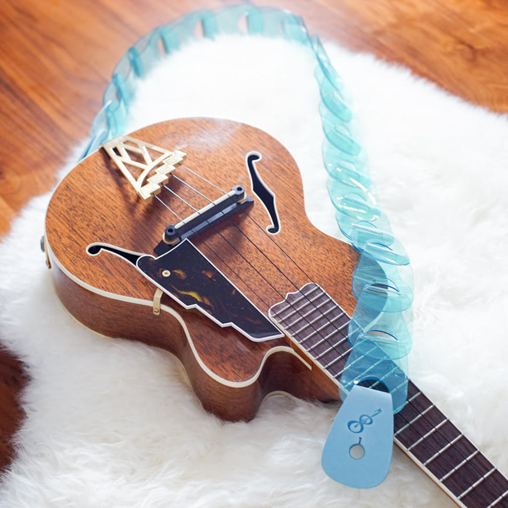 Wellington for ukulele Clear ver. ウェリントン PVCBlue×革Light Blue ウクレレに装着したイメージ