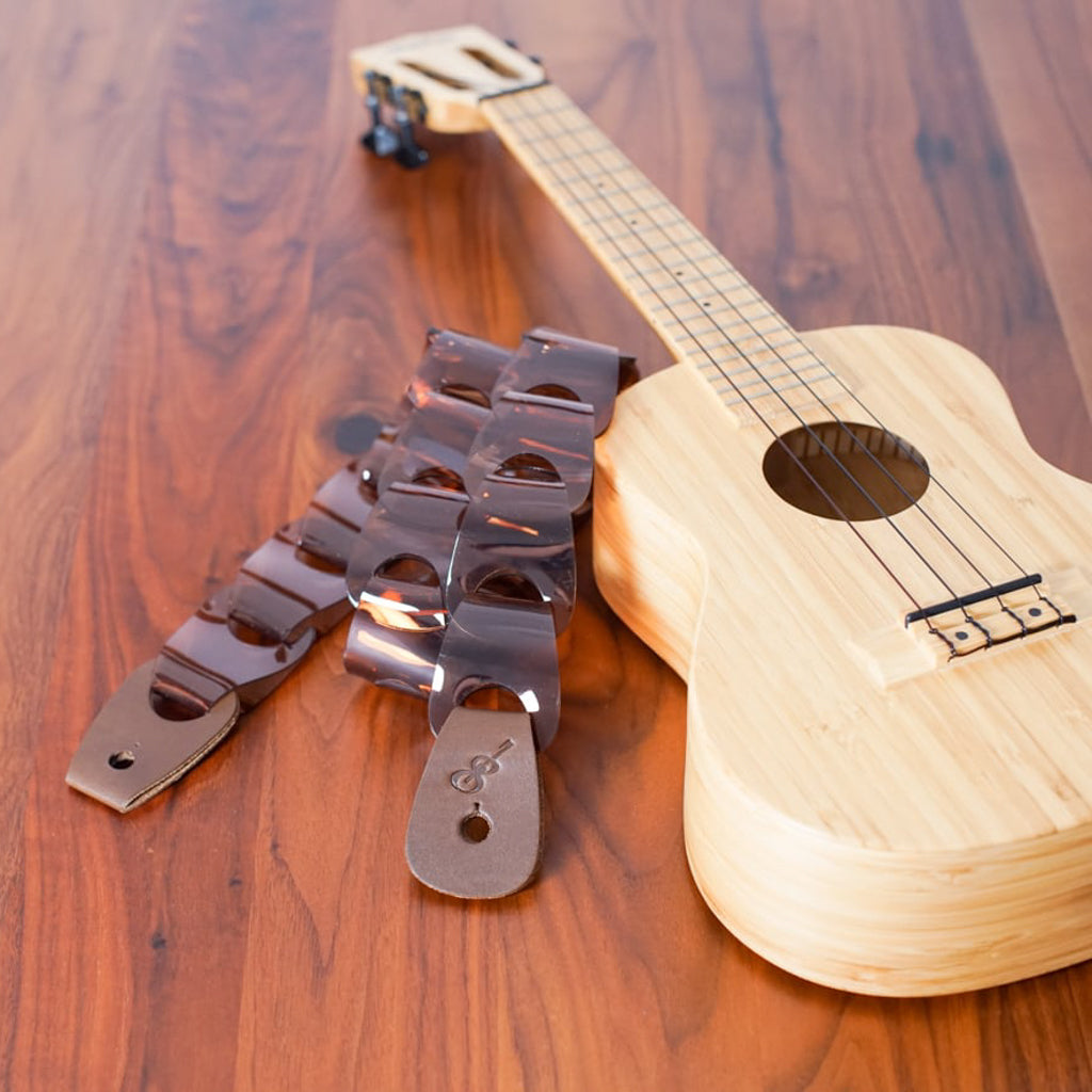 Wellington for ukulele Clear ver. ウェリントン PVCBrown×革Choco ウクレレに装着したイメージ
