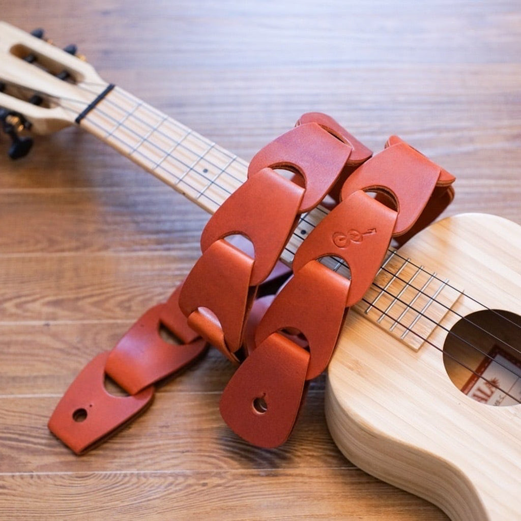 Wellington for ukulele ウェリントン Brown ウクレレに装着したイメージ
