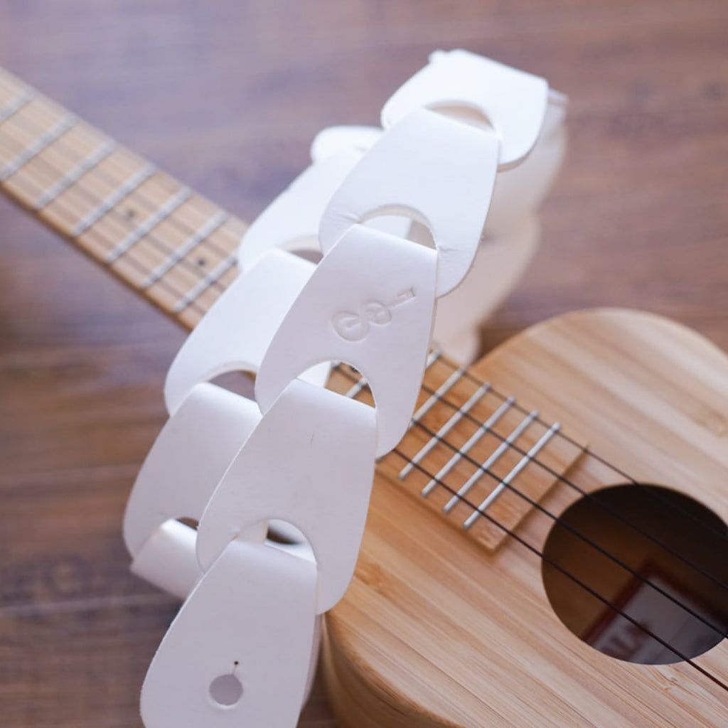 Wellington for ukulele ウェリントン White ウクレレに装着したイメージ