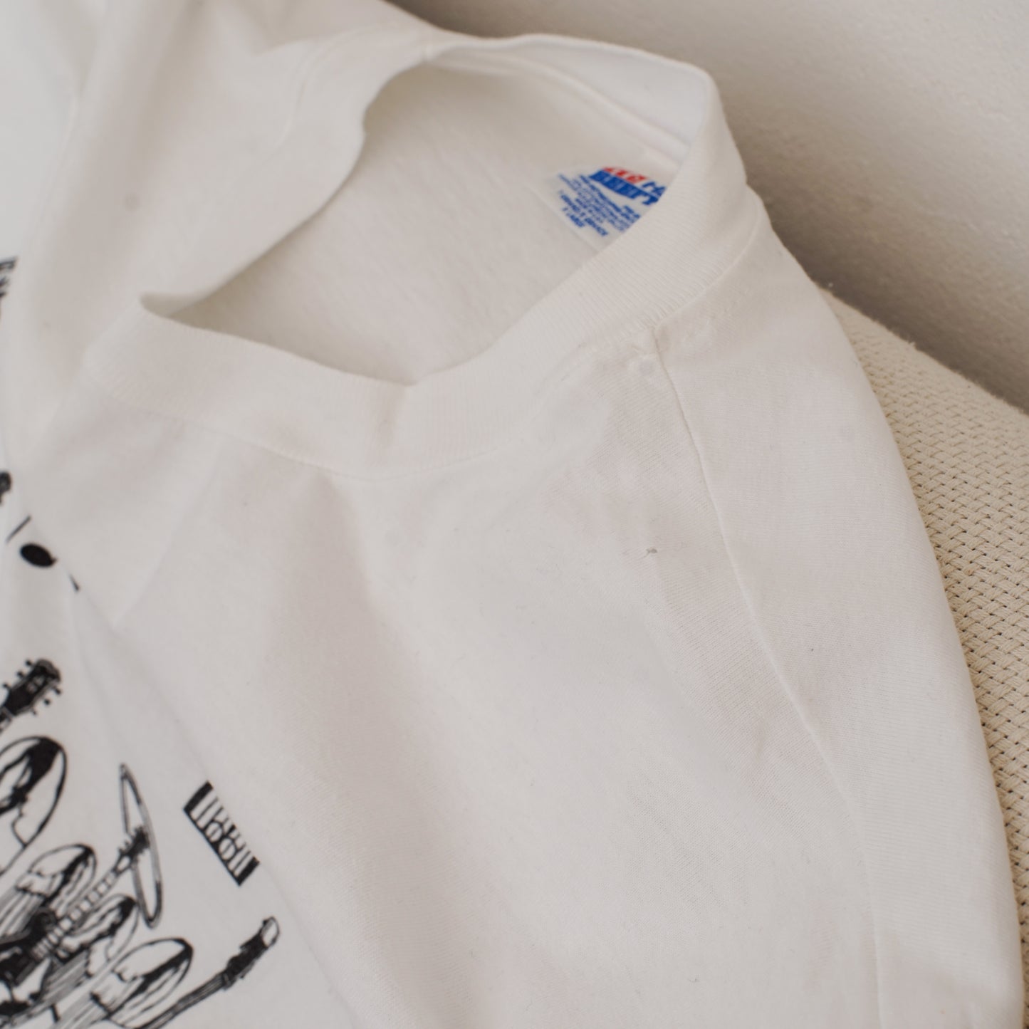 Winged Instruments Print Tee 翼の生えたギターTシャツ｜ギターストラップ屋が選ぶ古着＆雑貨