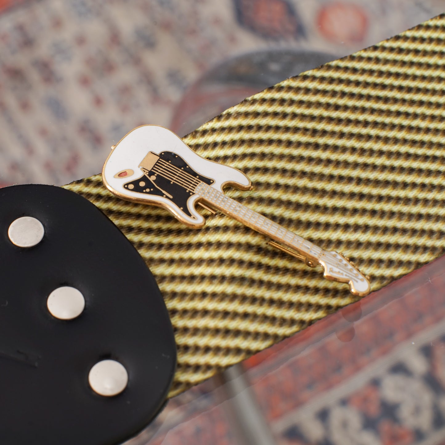 Electric guitar brooch #1 | Vintage clothing and accessories selected by a guitar strap shop