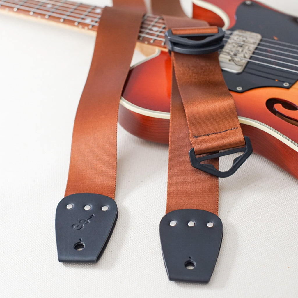 Courier クーリエ 革Black×ベルトBrown ギターに装着したイメージ