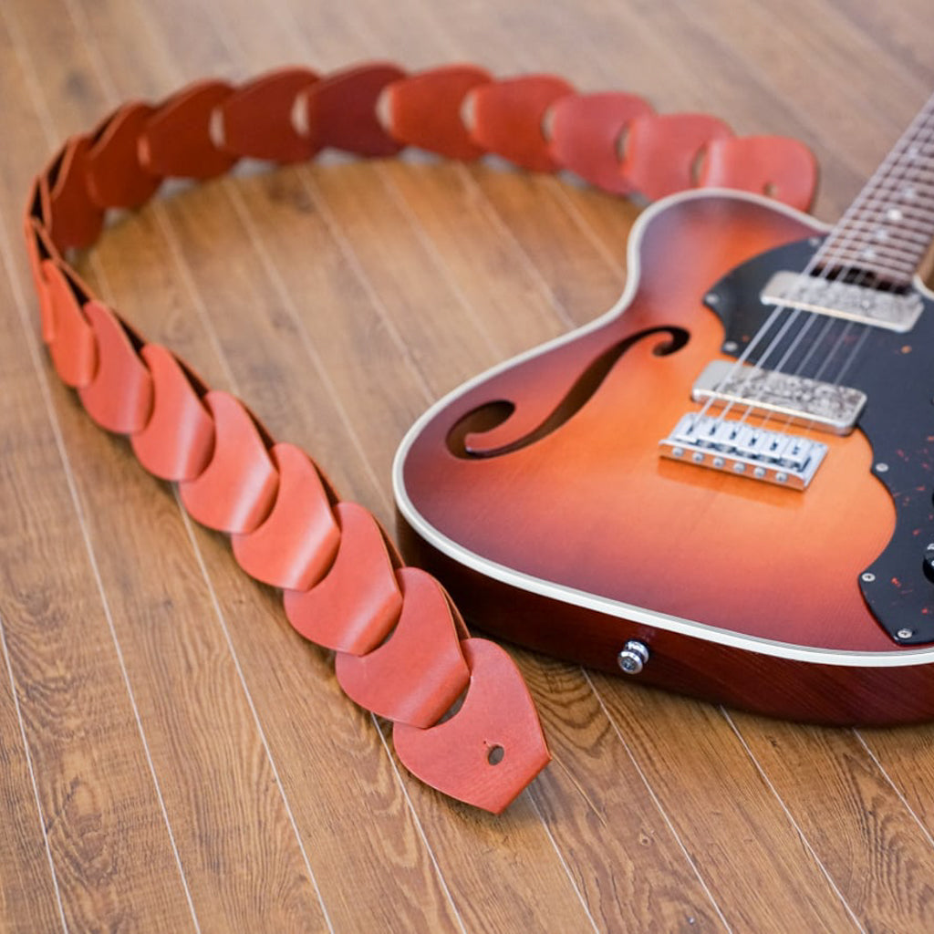 folklore フォークロア Brown カラー ギターに装着したイメージ