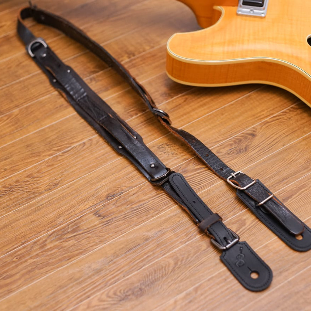 attacca | Attachment that turns a belt into a guitar strap