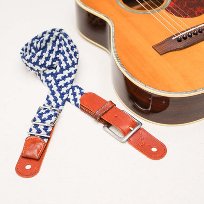 attacca | Attachment that turns a belt into a guitar strap
